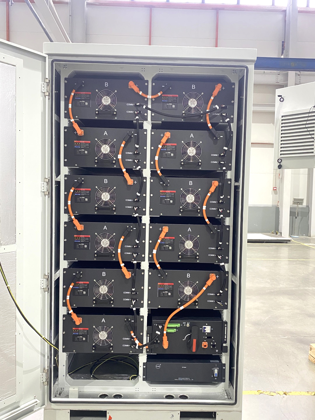 خزانة تخزين الطاقة C&I الخارجية المبردة بالسائل بقدرة 157.69 كيلووات في الساعة